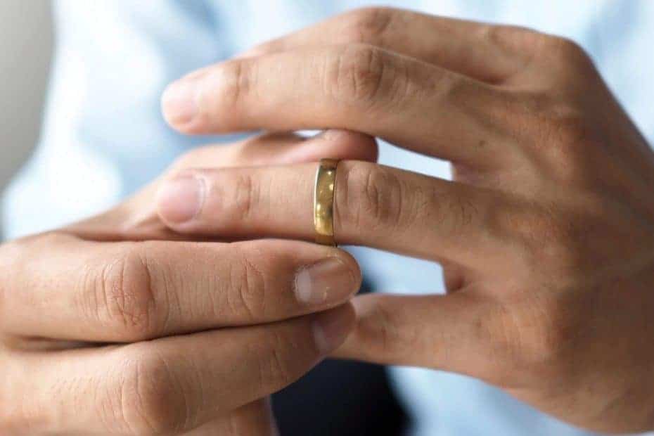 El hombre se prueba su anillo de bodas