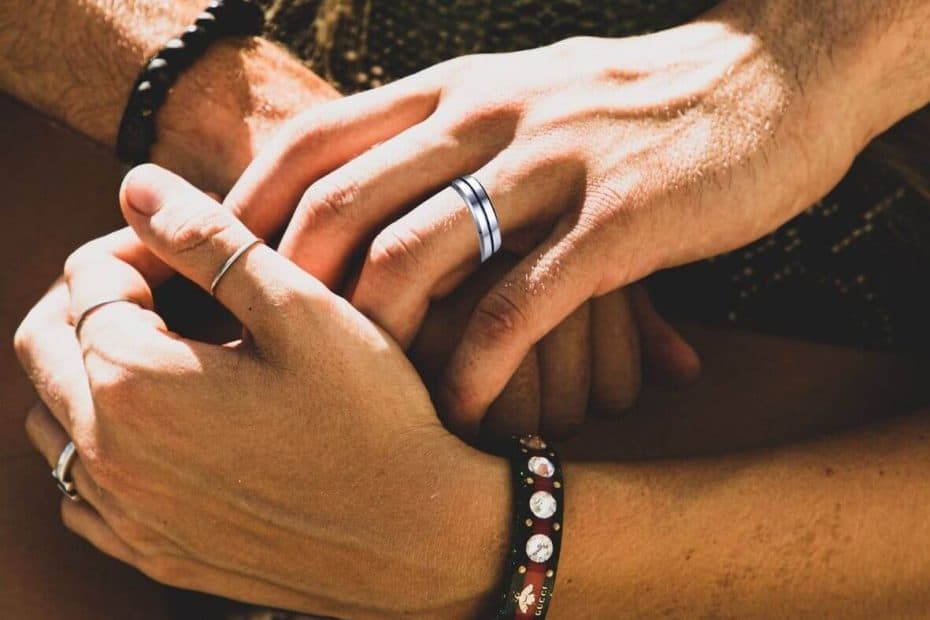 pareja tomados de la mano
