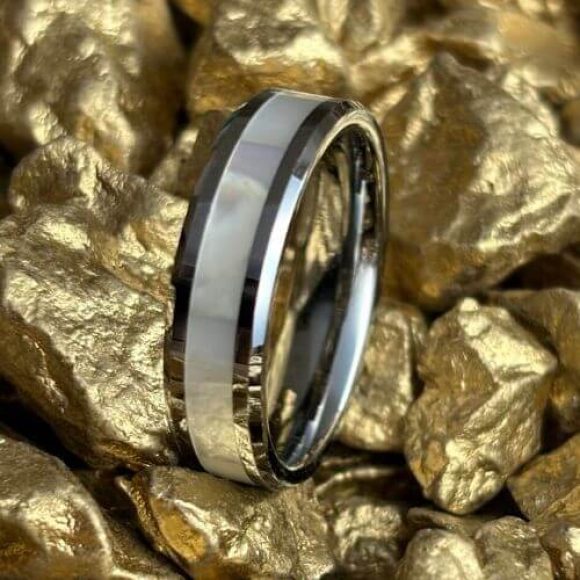 Intuitivo: Anillo de tungsteno de plata con incrustaciones de nácar de Guy Anillo de plata de tungsteno con incrustaciones de perlas de Guy