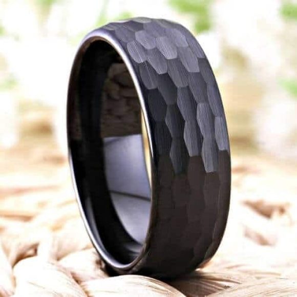 Anillo negro martillado para hombre - Diseño de estilo moderno de tungsteno de 8 mm