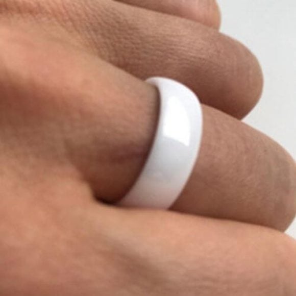 Hombre vestido con anillo de cerámica blanca